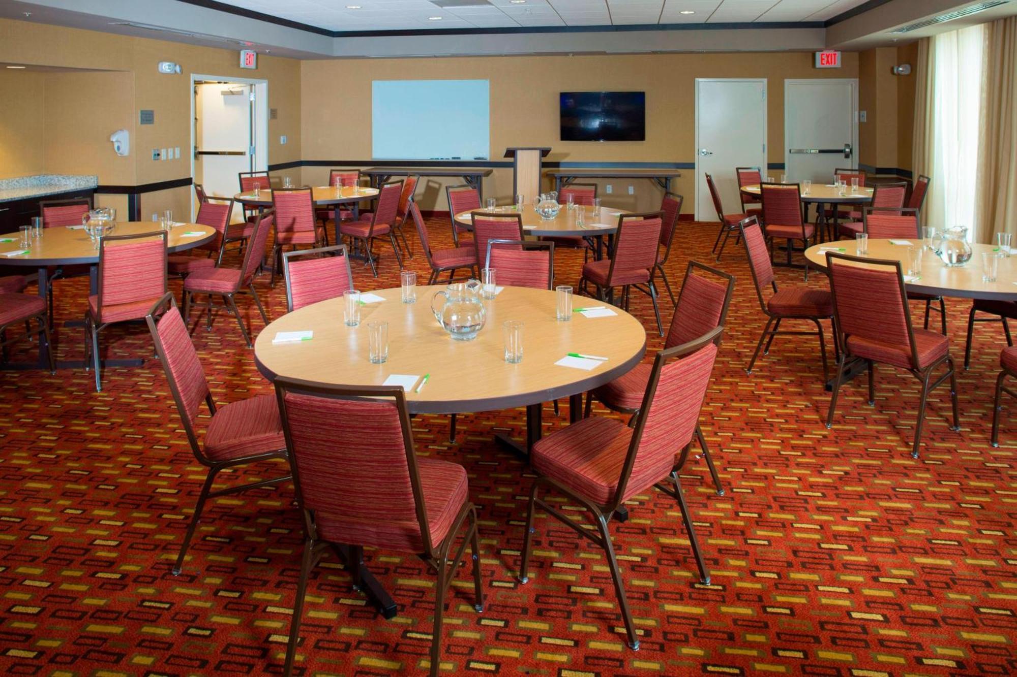 Courtyard By Marriott Dallas Midlothian At Midlothian Conference Center Exterior photo